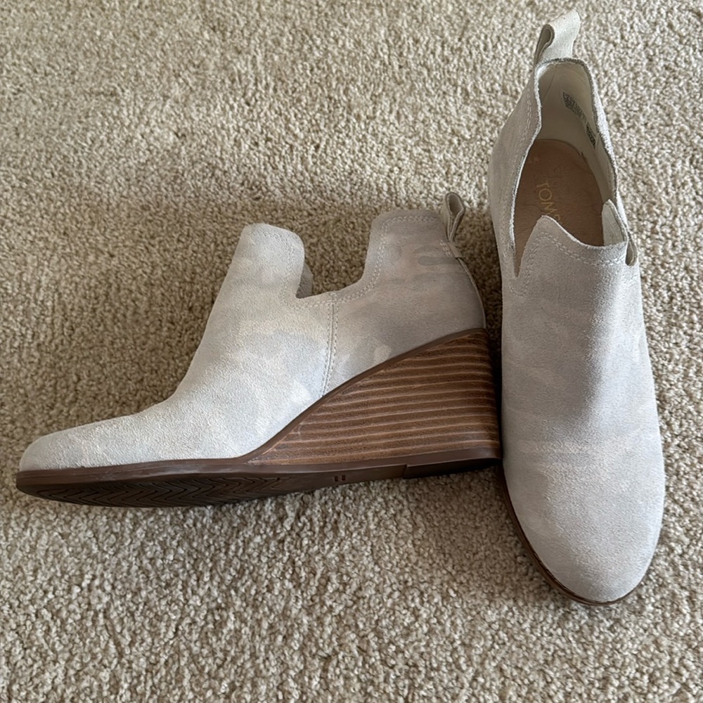 Tom’s wedge bootie